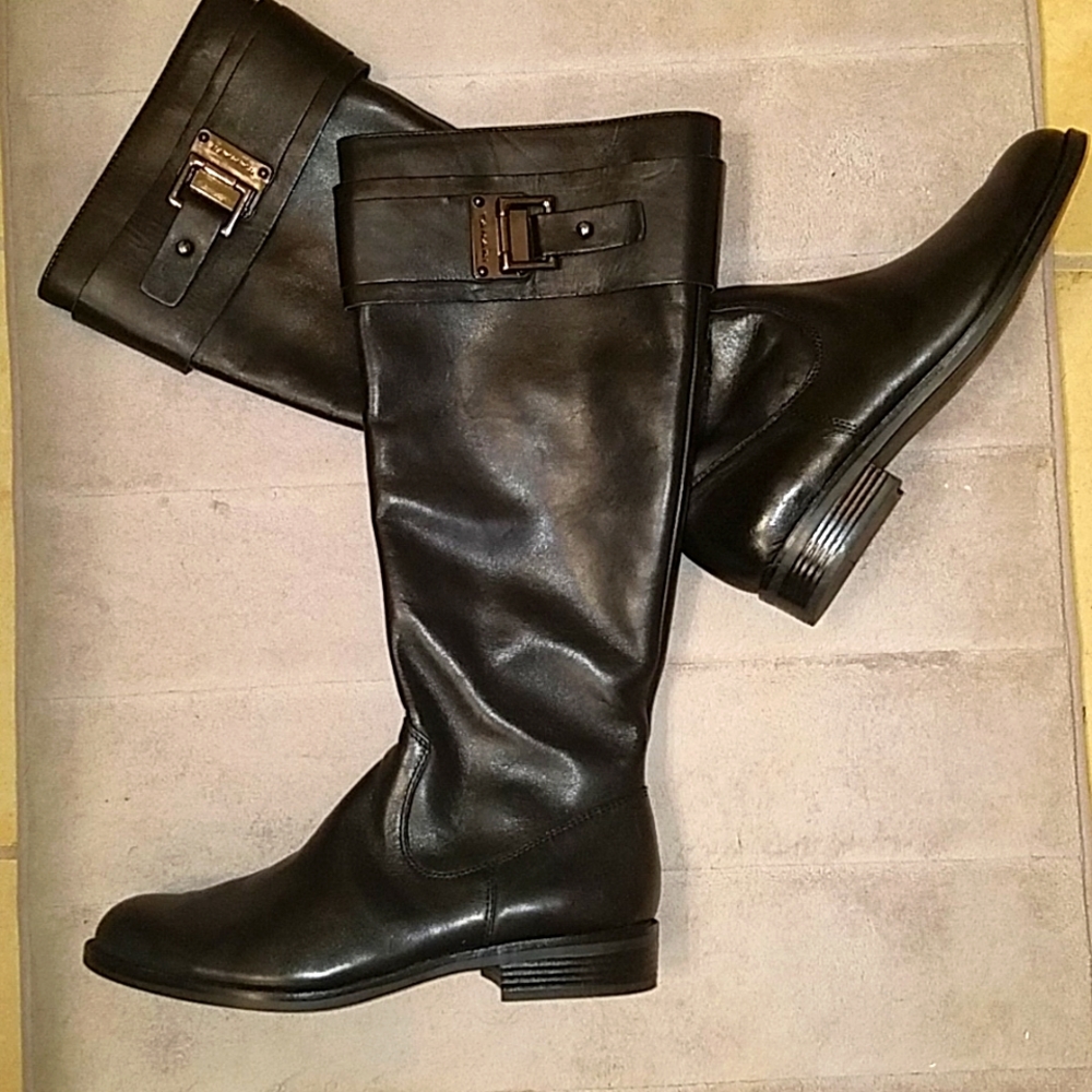 BNIB Tahari knee boots 7M